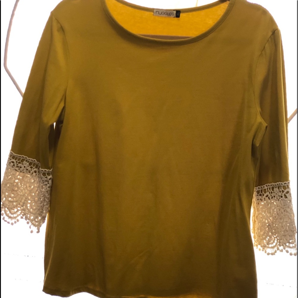 Lady’s NUGGLES top XL mustard color